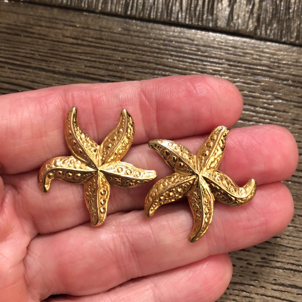 Avon 1987 Starfish Goldtone Metal Earrings - Picture 7 of 13